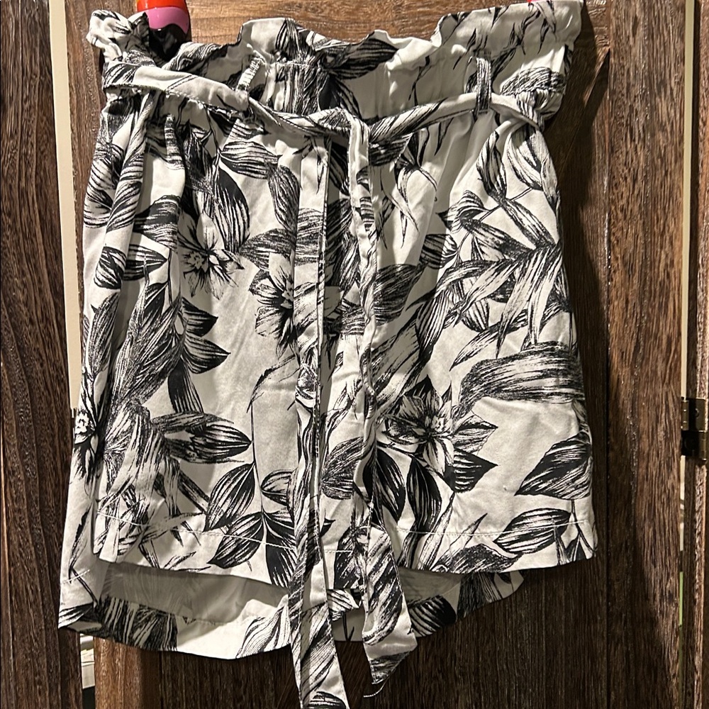 C&C California Black and White Floral Women Shorts